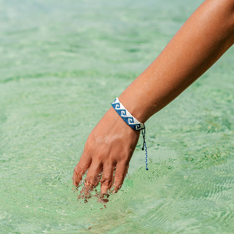 Load image into Gallery viewer, 4Ocean Glow-In-The-Dark Deep Sea Wave Bracelet 2