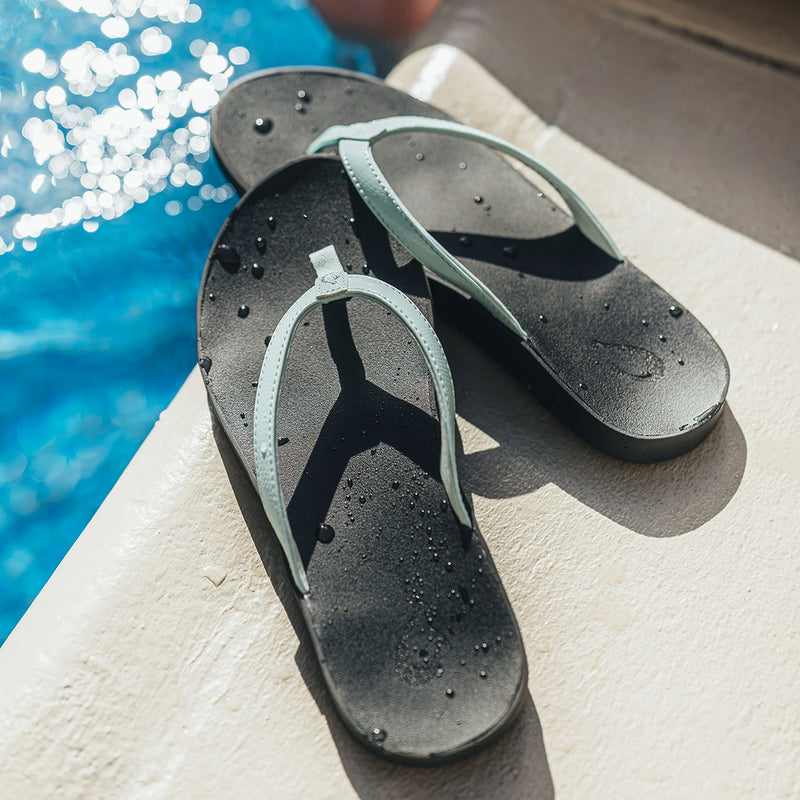 Load image into Gallery viewer, OluKai Women's Puawe Cushioned Beach Sandals 8