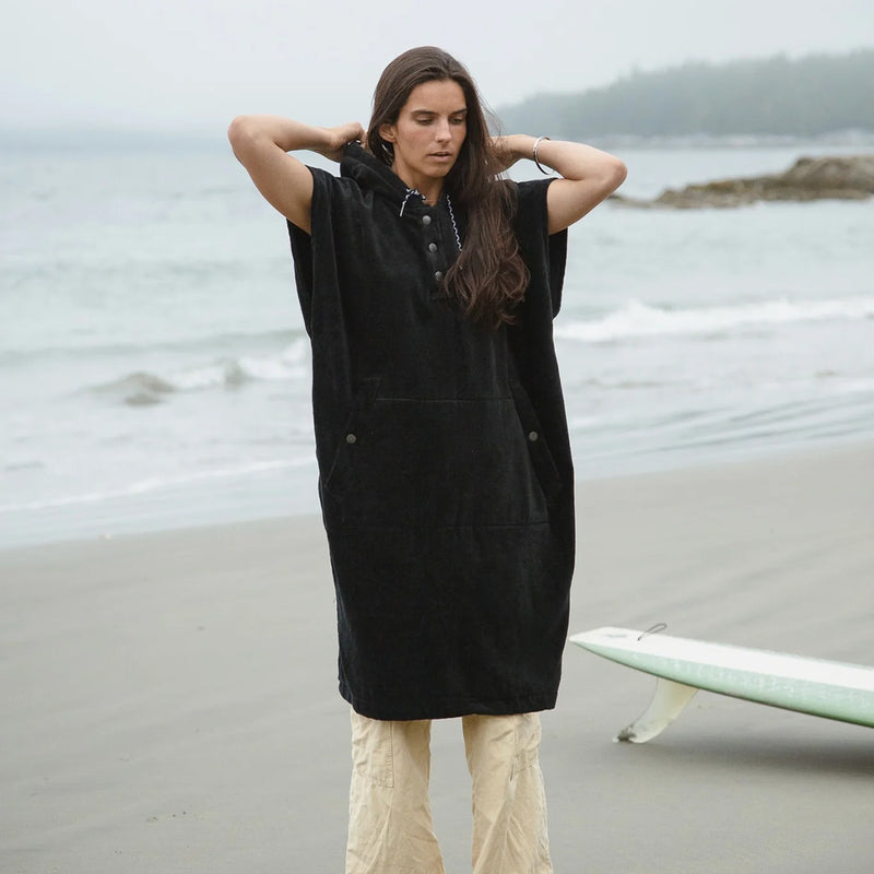 Load image into Gallery viewer, Slowtide The Digs Hooded Changing Poncho 5