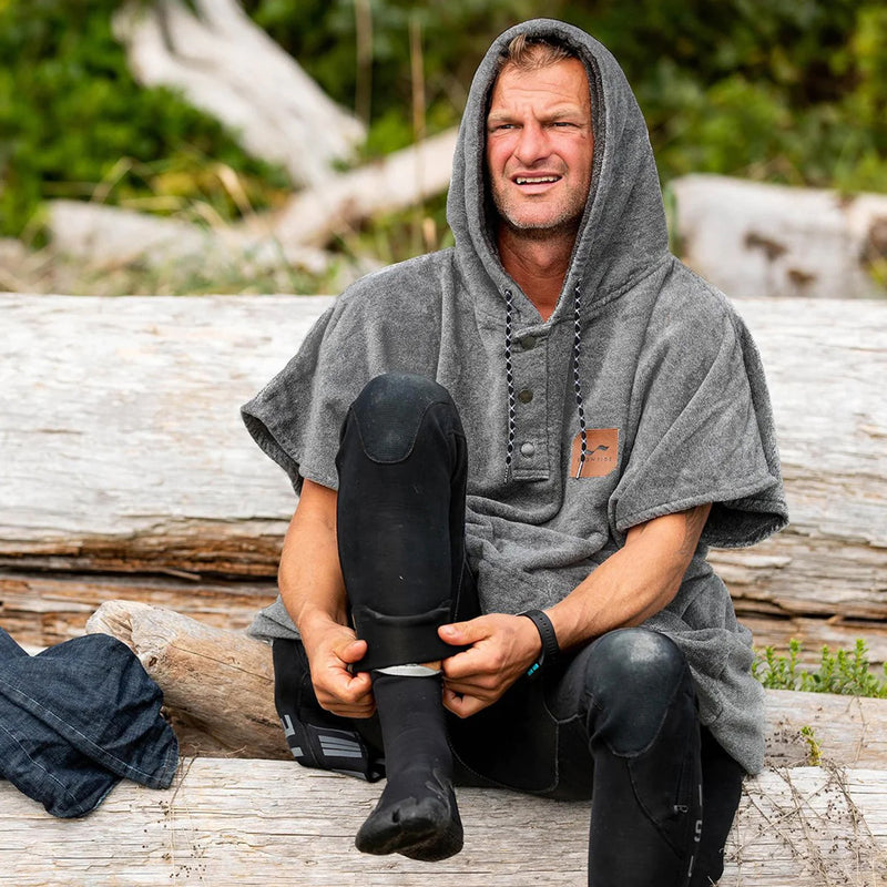 Load image into Gallery viewer, Slowtide The Digs Hooded Changing Poncho