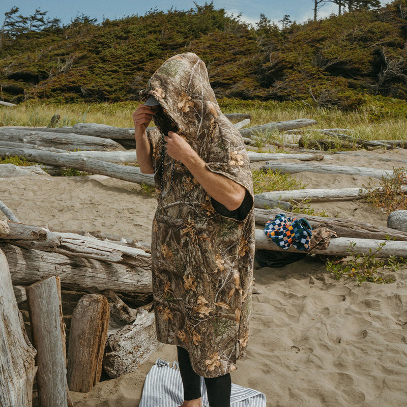 Load image into Gallery viewer, Slowtide Realtree Quick-Dry Hooded Changing Poncho 4