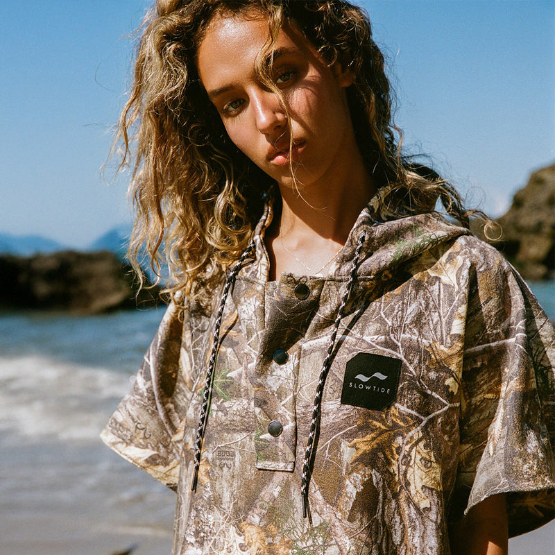 Load image into Gallery viewer, Slowtide Realtree Quick-Dry Hooded Changing Poncho 5
