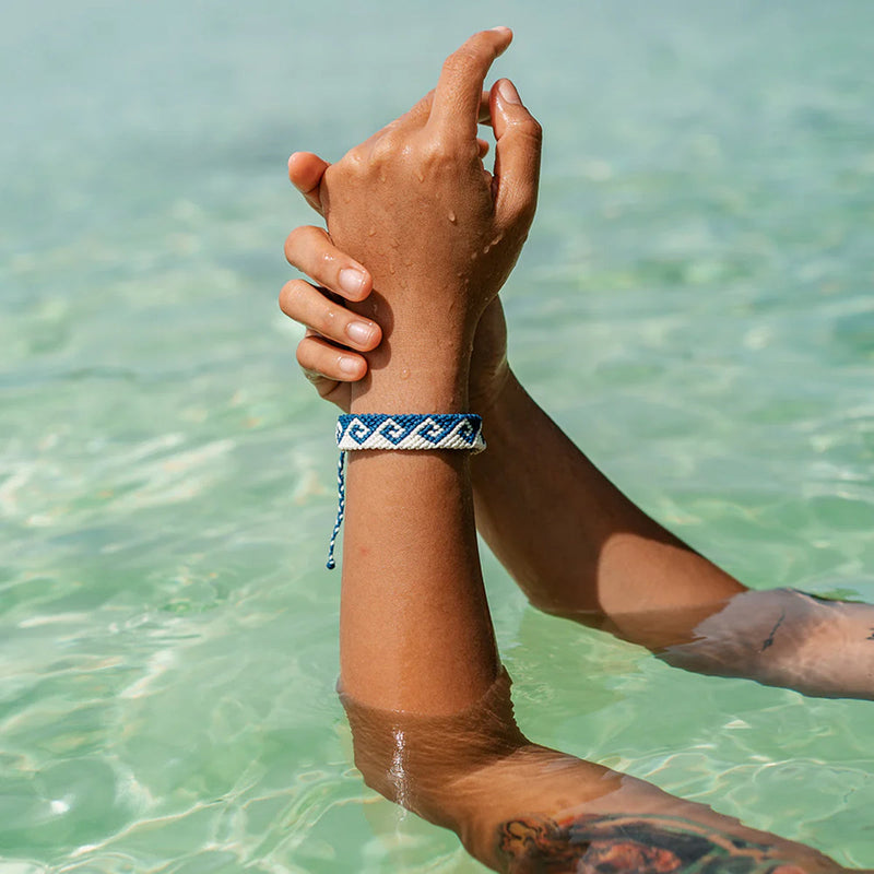 Load image into Gallery viewer, 4Ocean Glow-In-The-Dark Deep Sea Wave Bracelet 3
