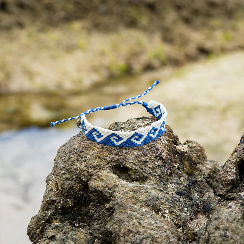 Load image into Gallery viewer, 4Ocean Glow-In-The-Dark Deep Sea Wave Bracelet 4

