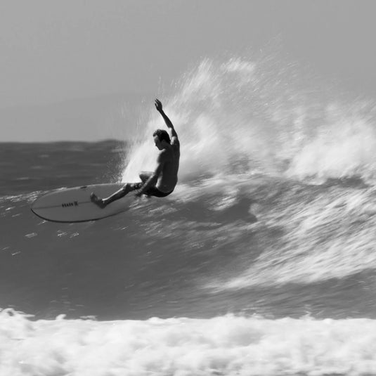 JS Industries El Barón PE Carbon Fusion 6'10 × 20 ¾ × 2 11/16 Surfboard 6