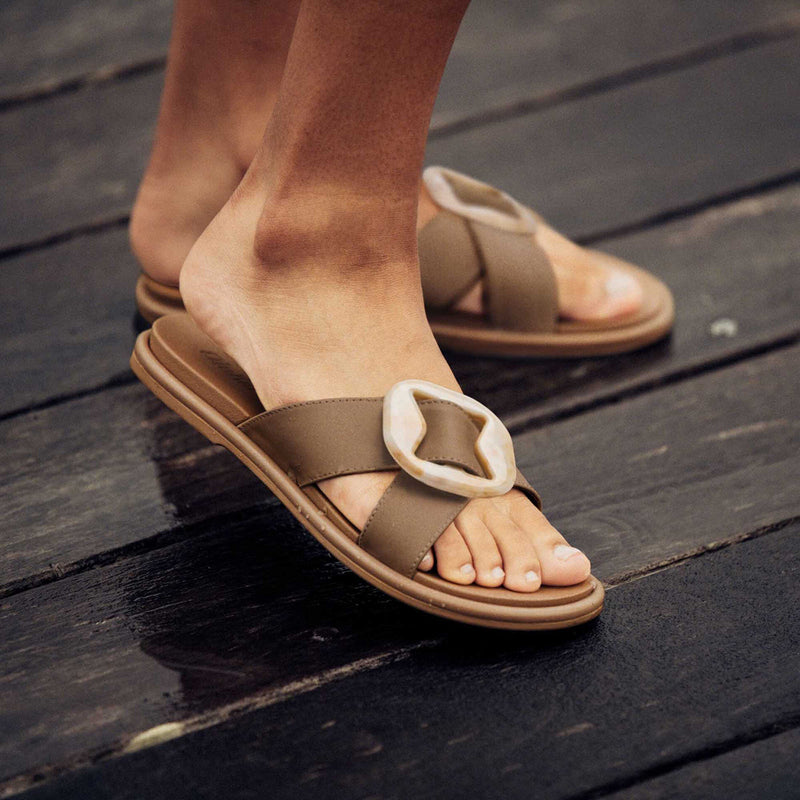 Load image into Gallery viewer, OluKai Women's La'i Slide Sandals 5

