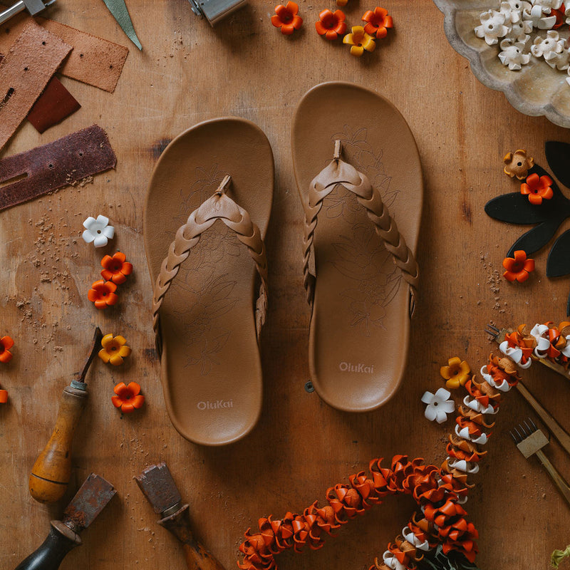 Load image into Gallery viewer, OluKai Women's Lei Leather Sandals 9
