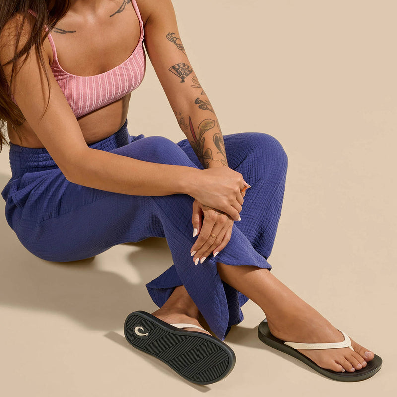 Load image into Gallery viewer, OluKai Women's Lalahi Leather Beach Sandals 6
