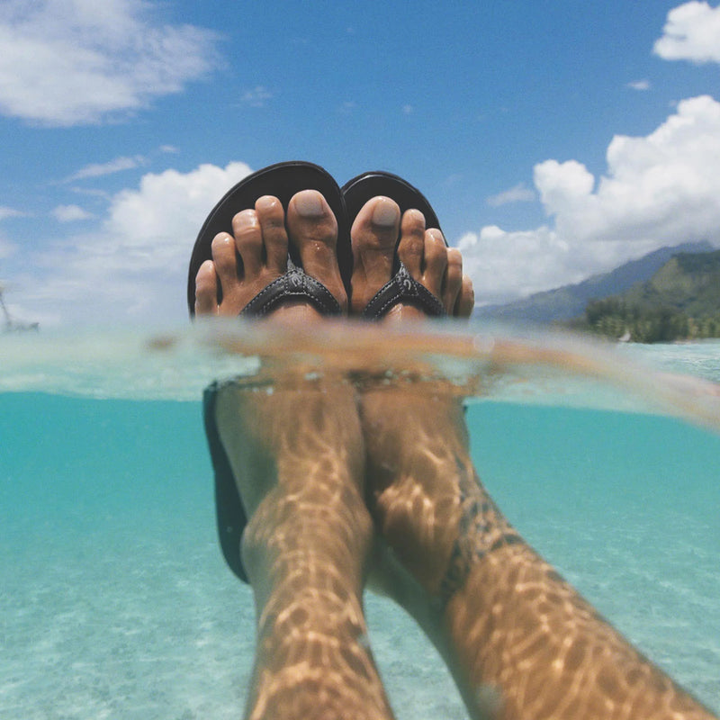 Load image into Gallery viewer, OluKai Women's Ho‘ōpio Classic Beach Sandals 6
