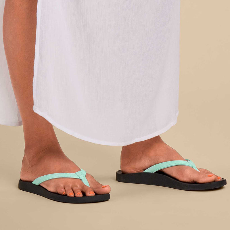 Load image into Gallery viewer, OluKai Women's Puawe Cushioned Beach Sandals 6
