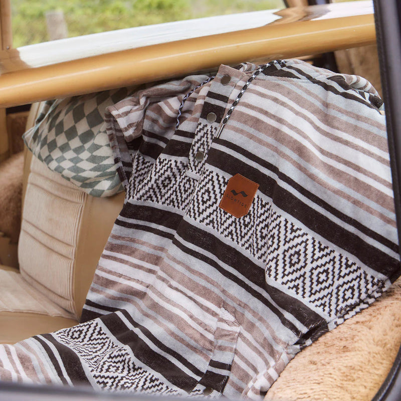 Load image into Gallery viewer, Slowtide Oso Courtyard Hooded Changing Poncho 5
