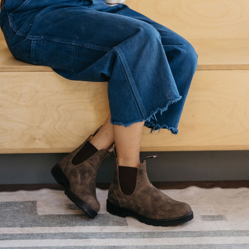 Load image into Gallery viewer, Blundstone Women's Classics #585 Chelsea Boots 9
